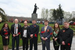 Молодые сотрудники завода почтили память героев Великой Отечественной войны возложением цветов на Пискаревском мемориале